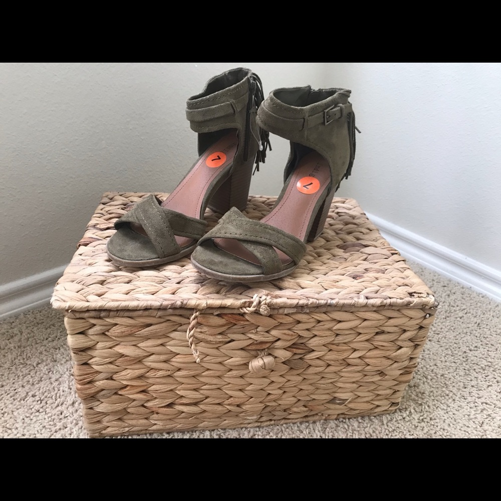 NEW with tags . Amazing heels.